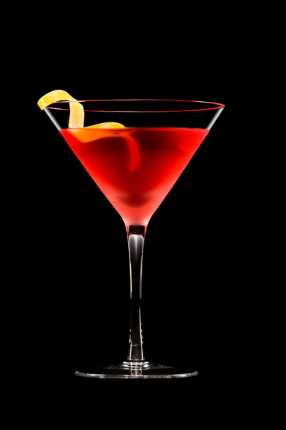 Kosmopolitischer Cocktail vor schwarzem Hintergrund - Foto, Bild