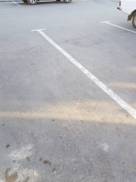 Tyhjä pysäköintipaikka, jossa on valkoiset viivat asfaltissa, pystysuora. - Valokuva, kuva