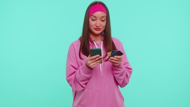 Dívka použít mobilní telefon a plastové kreditní karty prohlížení říct wow ano zjistil velkou výhru - Záběry, video