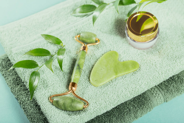 Massage roller for the face with two heads and gua sha scraper of green stone - Fotografie, Obrázek