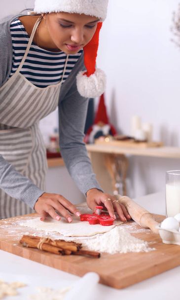 Woman making christmas cookies in the kitchen - Valokuva, kuva