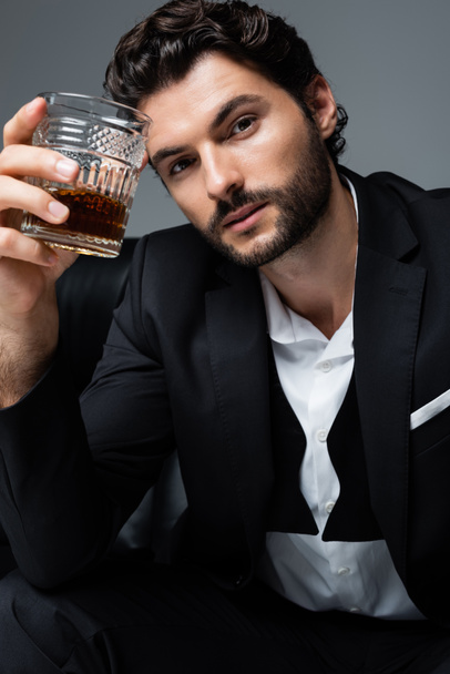 bearded man in formal wear holding glass of whiskey isolated on grey - Fotografie, Obrázek