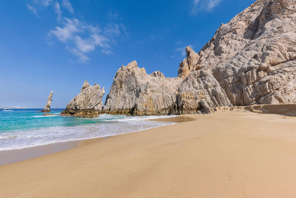Szcenírozott utazási cél Playa del Divorcio, Elvált strand közelében található festői Arch of Cabo San Lucas - Fotó, kép