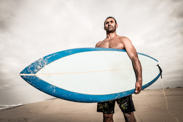 Surfer wathing the waves - Valokuva, kuva