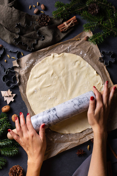Cocina y horneado de Navidad, manos femeninas rodando masa - Foto, Imagen