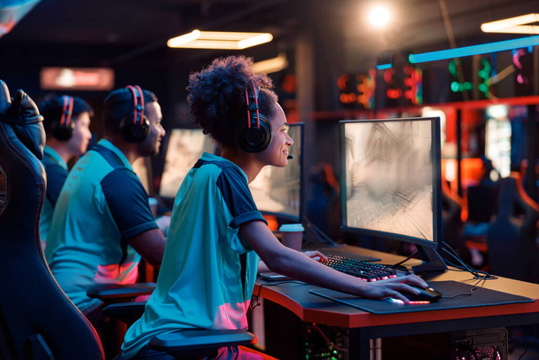 Equipo jugando esports juego en la computadora en el club de Internet - Foto, imagen