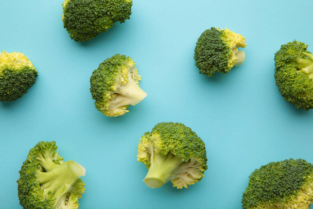 Broccoli cabbage on a blue background. Pattern of fresh broccoli cabbage. Top view. - Fotografie, Obrázek