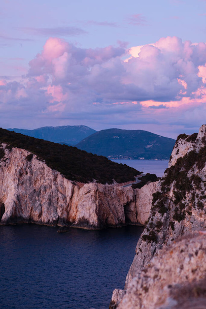 ギリシャの左側に沈む夕日 - 写真・画像
