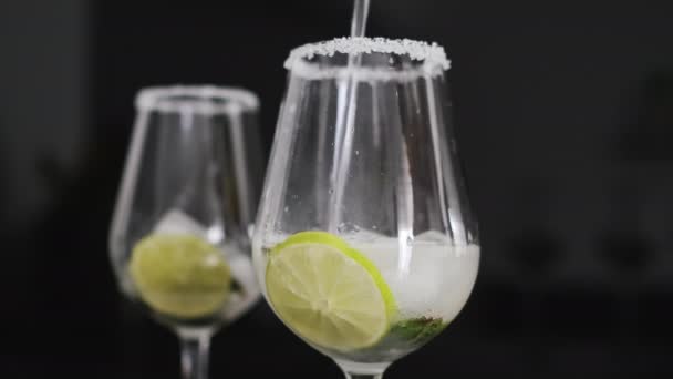 Champagner in mit Zucker dekoriertes Glas gießen - Filmmaterial, Video