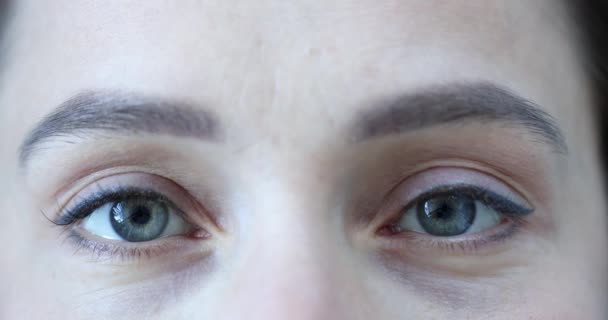 Kobiece oczy z szarym zielonym uczniem spowolniony film 4k - Materiał filmowy, wideo