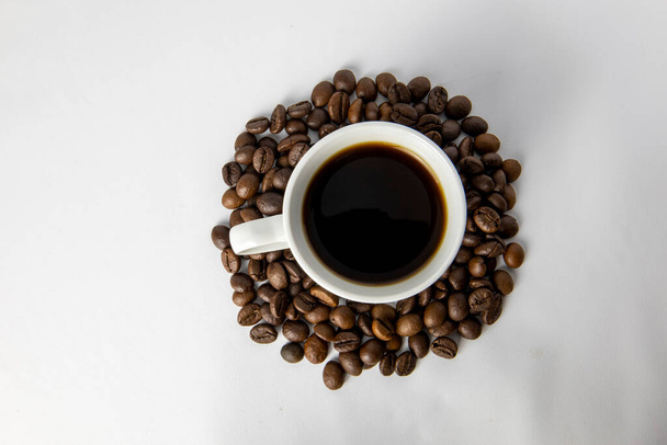 Кофе в чашке на белом фоне
 - Фото, изображение
