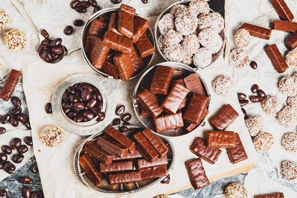 Ассортимент вкусных шоколадных конфет фона. Шоколадные конфеты  - Фото, изображение