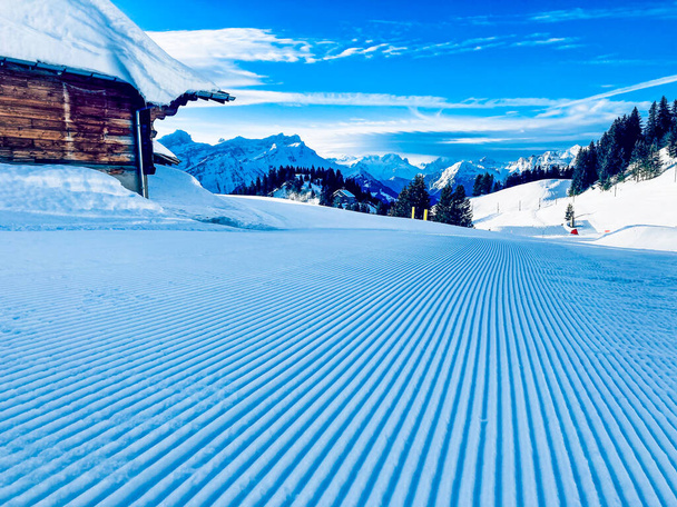 stok narciarski w Szwajcarii zimą z błękitnym niebem - Zdjęcie, obraz