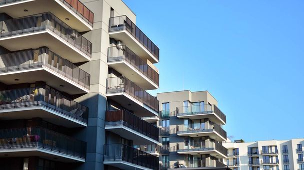 Fragmento abstracto de la arquitectura contemporánea. Zona residencial en la ciudad, modernos edificios de apartamentos - Foto, Imagen
