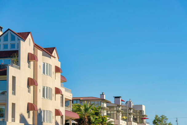 Vista lateral de edificios residenciales en Coronado, San Diego, California - Foto, imagen