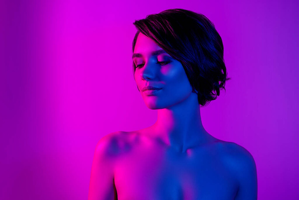 Foto Porträt ruhig hübsche Mädchen nackt Schultern tragen Bob Frisur verträumt isoliert neonrosa Farbe Hintergrund Kopierraum - Foto, Bild