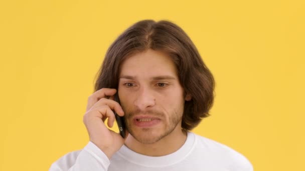 Νευρικός κλονισμός λόγω τηλεφωνικής απάτης. Νεαρός θυμωμένος άντρας να φωνάζει στο κινητό, να μαλώνει με τον ενοχλητικό συνομιλητή. - Πλάνα, βίντεο