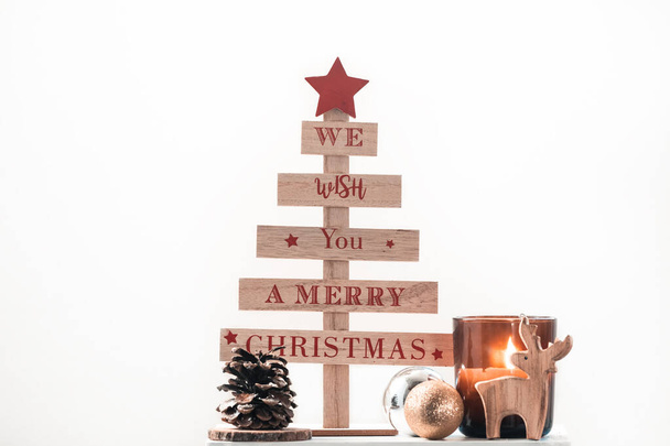 Vrolijk kerstfeest, Fijne feestdagen, kerstboom op een besneeuwde achtergrond met mooie decoratie rond,, Vakantie banner, web poster, flyer, stijlvolle brochure, wenskaart, omslag. Kerstachtergrond - Foto, afbeelding