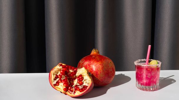Mocktail met granaatappel en ijs. - Foto, afbeelding