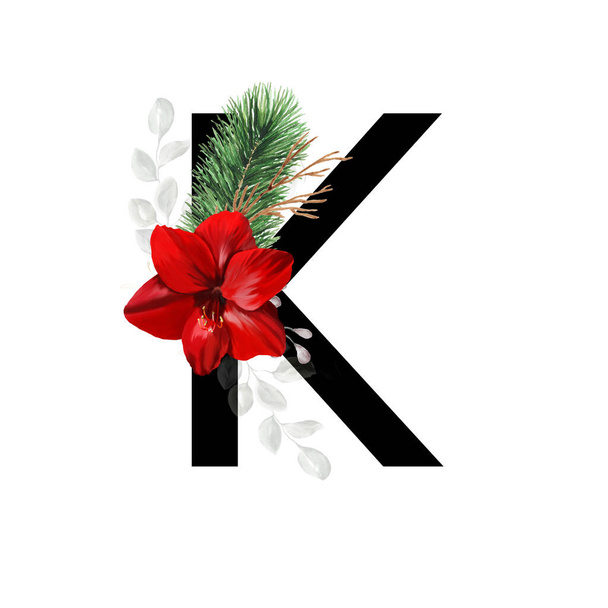 Letra mayúscula K decorada con flores amarilis rojas y ramita de pino. Letra del alfabeto inglés con decoración navideña. - Foto, Imagen