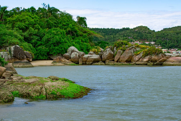 Hermoso paisaje en Governador Celso Ramos, Welcome Beach en Santa Catarina, Brasil - Foto, imagen