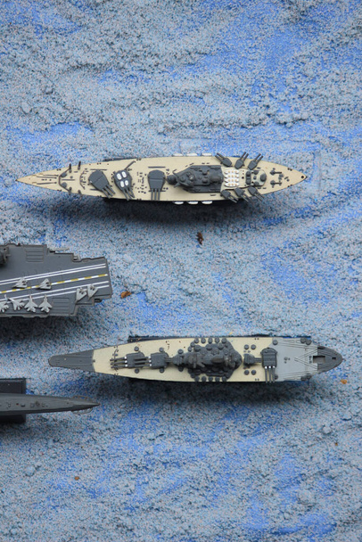 Minyatür savaş gemilerinin dizilişi girişim taşıyıcısı, denizaltı, savaş gemisi Musashi, Yamato, ana savaş gemisi Bismarck ve ana savaş gemisi Rodney 'den oluşuyor.. - Fotoğraf, Görsel