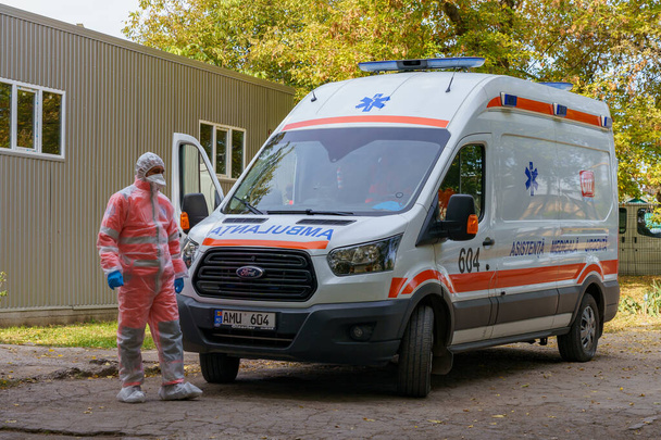 Ambulance au département des covidés. Infection pandémique à coronavirus covid-19. Éditorial illustratif. 14 octobre 2021 Beltsy Moldova. - Photo, image
