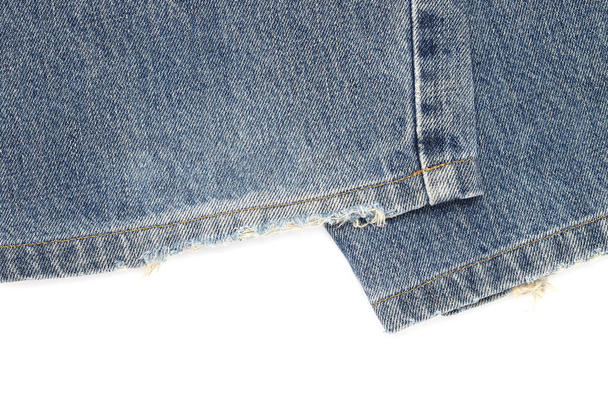 крупным планом из старых синих джинсов деним хэм изолированы не белый фон  - Фото, изображение