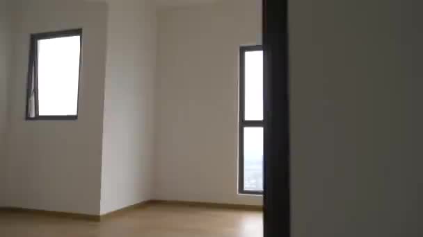 Vista del grattacielo dalla finestra dell'appartamento - Filmati, video