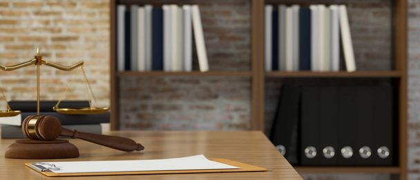 背景のぼやけた本棚の上の机の上の裁判官のギャベル、正義のスケールとクリップボード紙を持つ弁護士事務所。正義と法の概念。3Dレンダリング、 3Dイラスト - 写真・画像