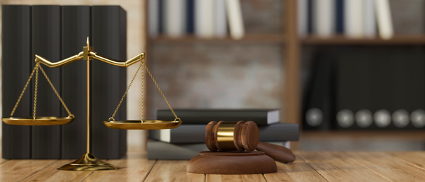 Giudice Gavel e bilancia di giustizia mockup sulla scrivania di legno su sfondo ufficio avvocato offuscata. rendering 3d, illustrazione 3d - Foto, immagini