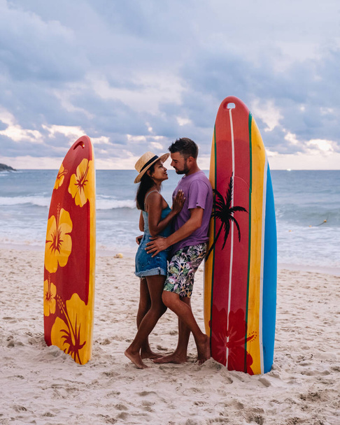 koppel aan het strand van Le Meridien Phuket, tropisch strand in Phuket, man en vrouw op vakantie in Thailand - Foto, afbeelding