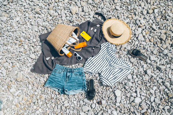 Blick auf den Strand Sachen Decke mit Sonnenschutz Creme Strohhut mit Tasche flach legen - Foto, Bild