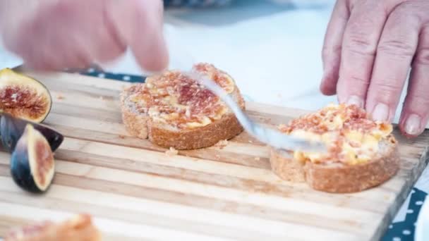 Man preparing a deliciuos σύκο ζελέ με ψωμί εξωτερική - Πλάνα, βίντεο