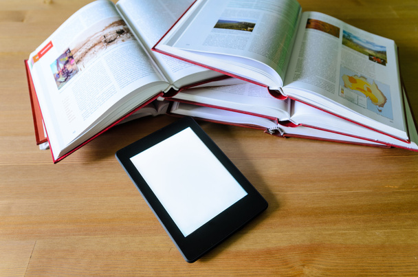 leichtes E-Book (elektronisches Lesegerät) im Vergleich zu schwerem dicken B - Foto, Bild
