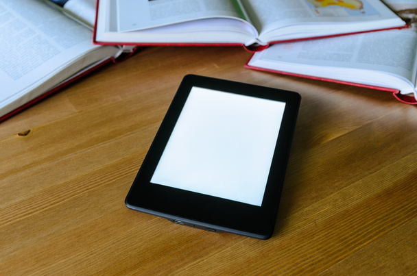 lichtgewicht e-boek (elektronische lezer) ten opzichte van zware dikke b - Foto, afbeelding
