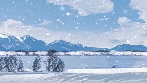Χειμερινή χώρα των θαυμάτων και χιονίζει Χριστουγεννιάτικο τοπίο. Παγωμένη λίμνη σε χιονισμένα βουνά και δέντρα καλυμμένα με χιόνι ως φόντο διακοπών - Πλάνα, βίντεο