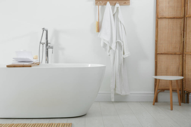 Stylish bathroom interior with modern white tub - Foto, Imagem