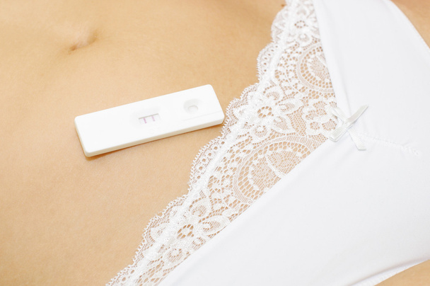Pozitív terhességi teszt a szexi női has - Fotó, kép