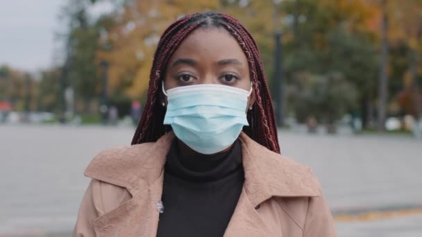 Το πορτραίτο αφρικανικής γυναίκας με μάσκα προσώπου προστατεύει από τον ιό του στέμματος. Millennial afro γυναίκα σε facemask κατά covid-19. Προστασία της υγείας, coronavirus, υγειονομική περίθαλψη σε καραντίνα έννοια του χρόνου. - Πλάνα, βίντεο