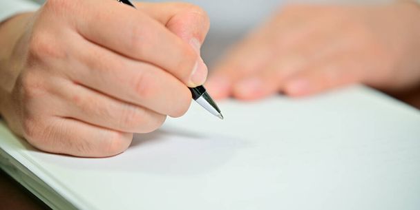 Ruka obchodníka drží bílý papír a pero s kopírovacím prostorem. - Fotografie, Obrázek