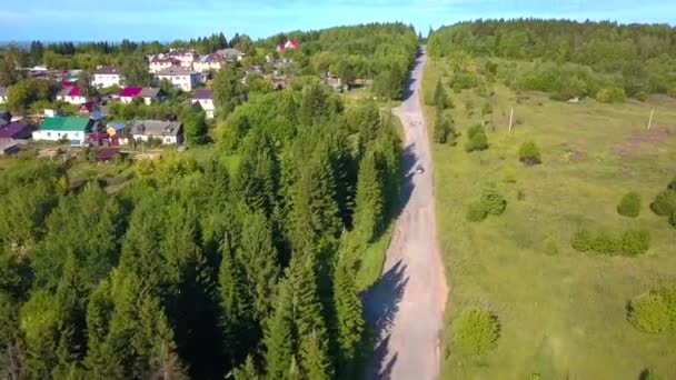 Θέα από ελικόπτερο. Κλιπ. Άποψη της θερινής πόλης και του δάσους με πάρκο και δρόμο - Πλάνα, βίντεο