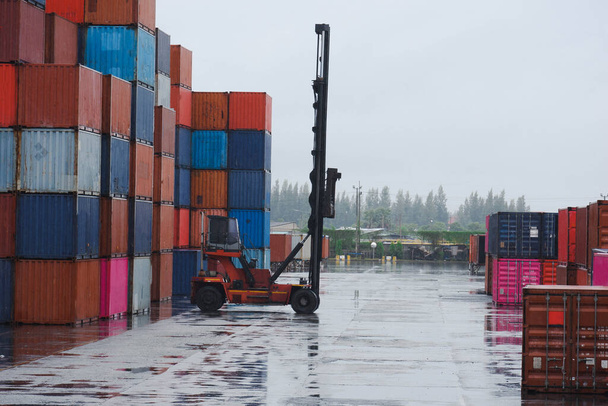 контейнерний вилковий навантажувач, що рухається контейнери, що працюють під дощем - Фото, зображення