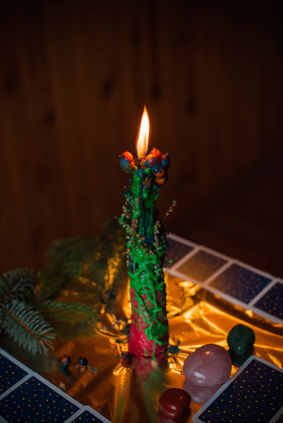 Concept van kerstwaarzeggerij, voorspellingen op een kaarsenvuur en andere rituelen en magie - Foto, afbeelding