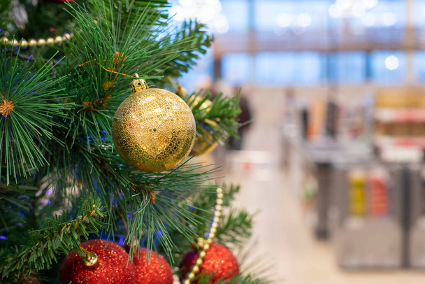 Rama de árbol de Navidad con juguete de bola de oro rojo, fondo de Navidad para el diseño de vacaciones, fotografía horizontal - Foto, Imagen