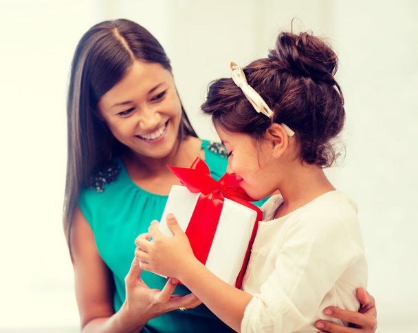 happy mother and child girl with gift box - Foto, imagen