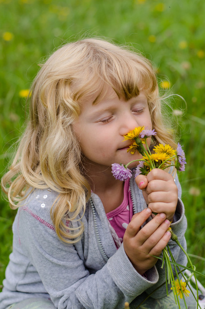 menina com flores
 - Foto, Imagem