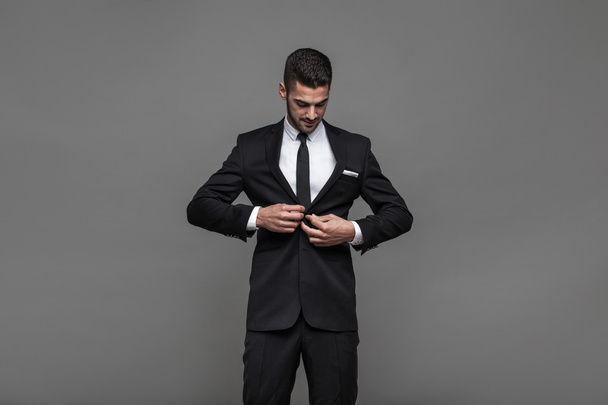 schöner eleganter Mann auf grauem Hintergrund - Foto, Bild