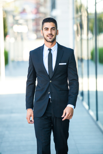 elegant businessman walking outside - Foto, afbeelding