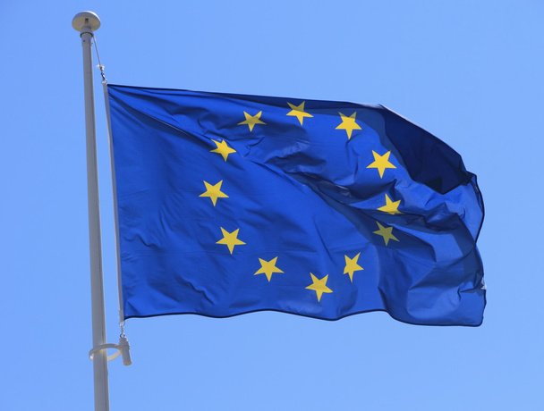 európai zászló 12 sárga csillag a kék ég - Fotó, kép